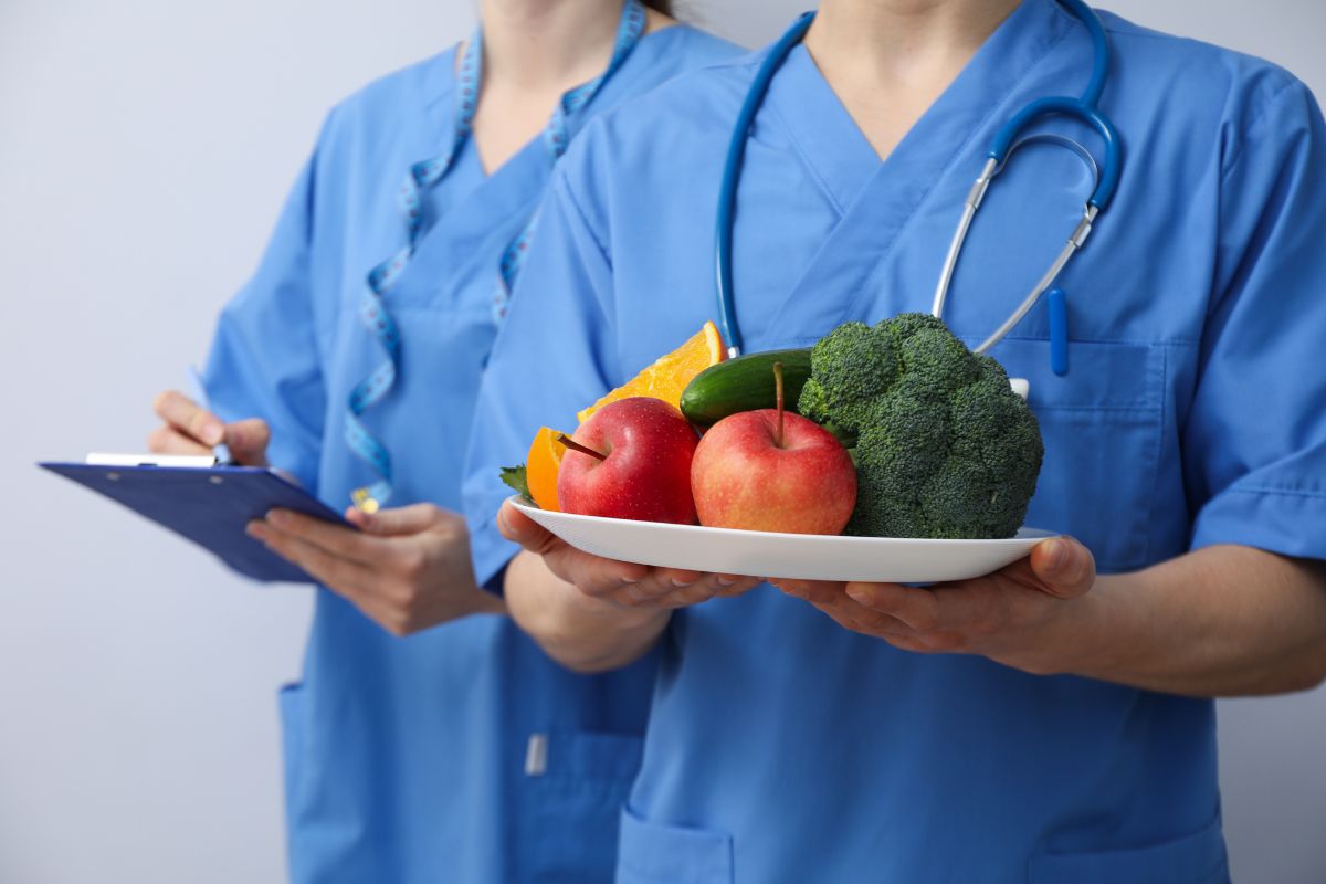 Medico e nutrizionista lavorano insieme: ogni percorso di cura del peso parte da una valutazione medica e nutrizionale completa